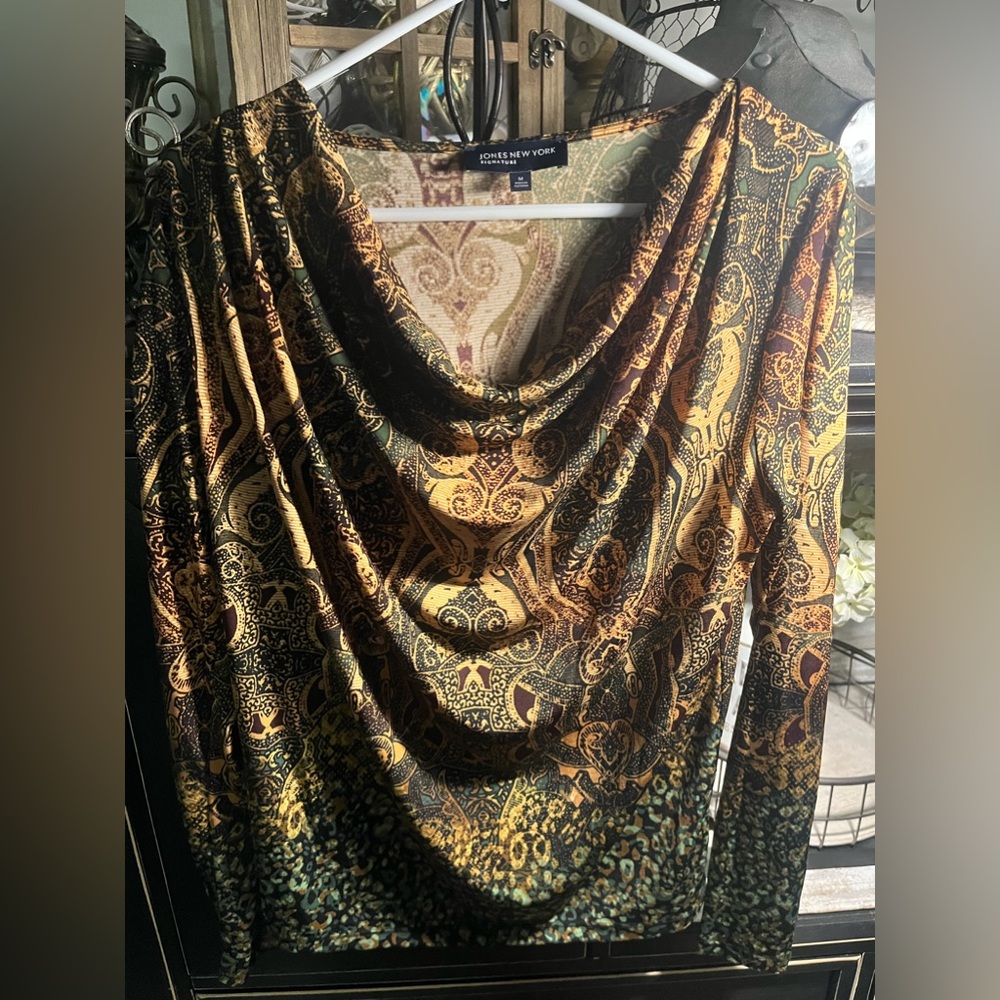 Beautiful business like light weight shirt size m